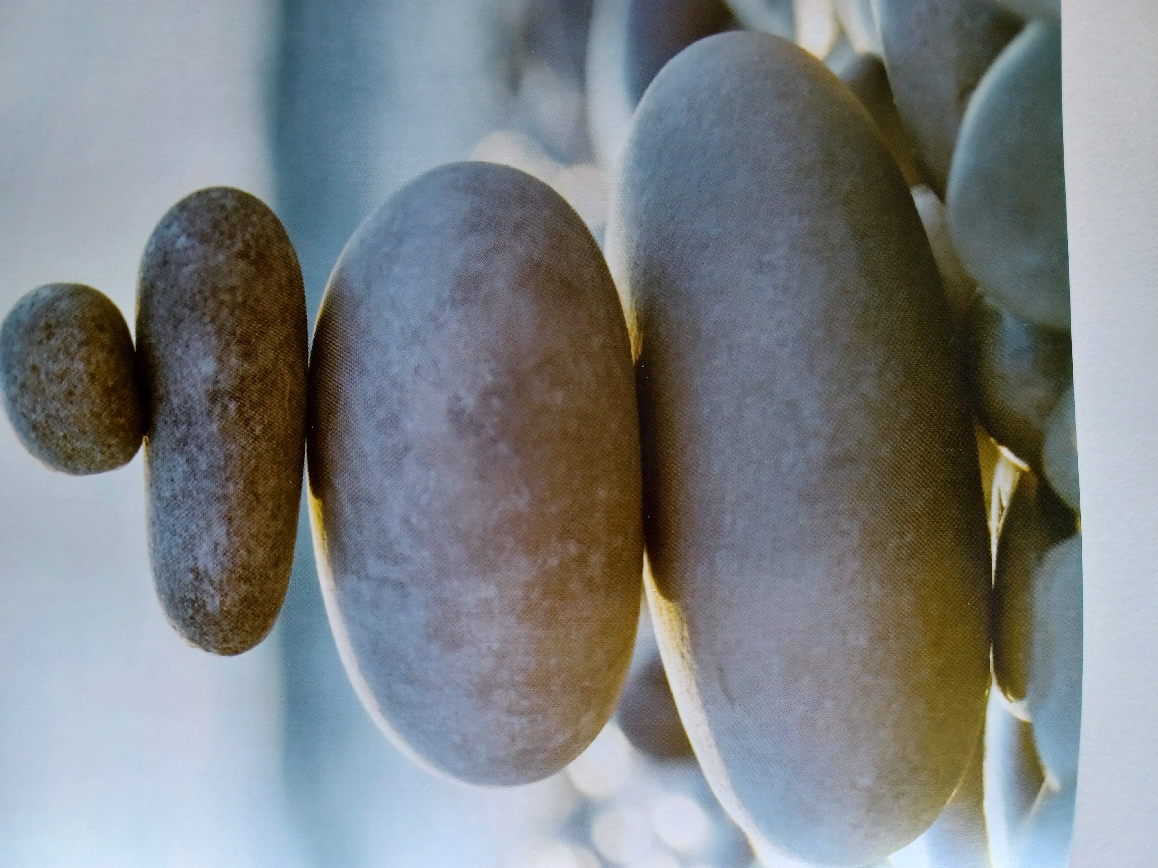 Tasapainotettuja kiviä luonnossa, symboloiden mielenrauhaa ja tasapainoa.